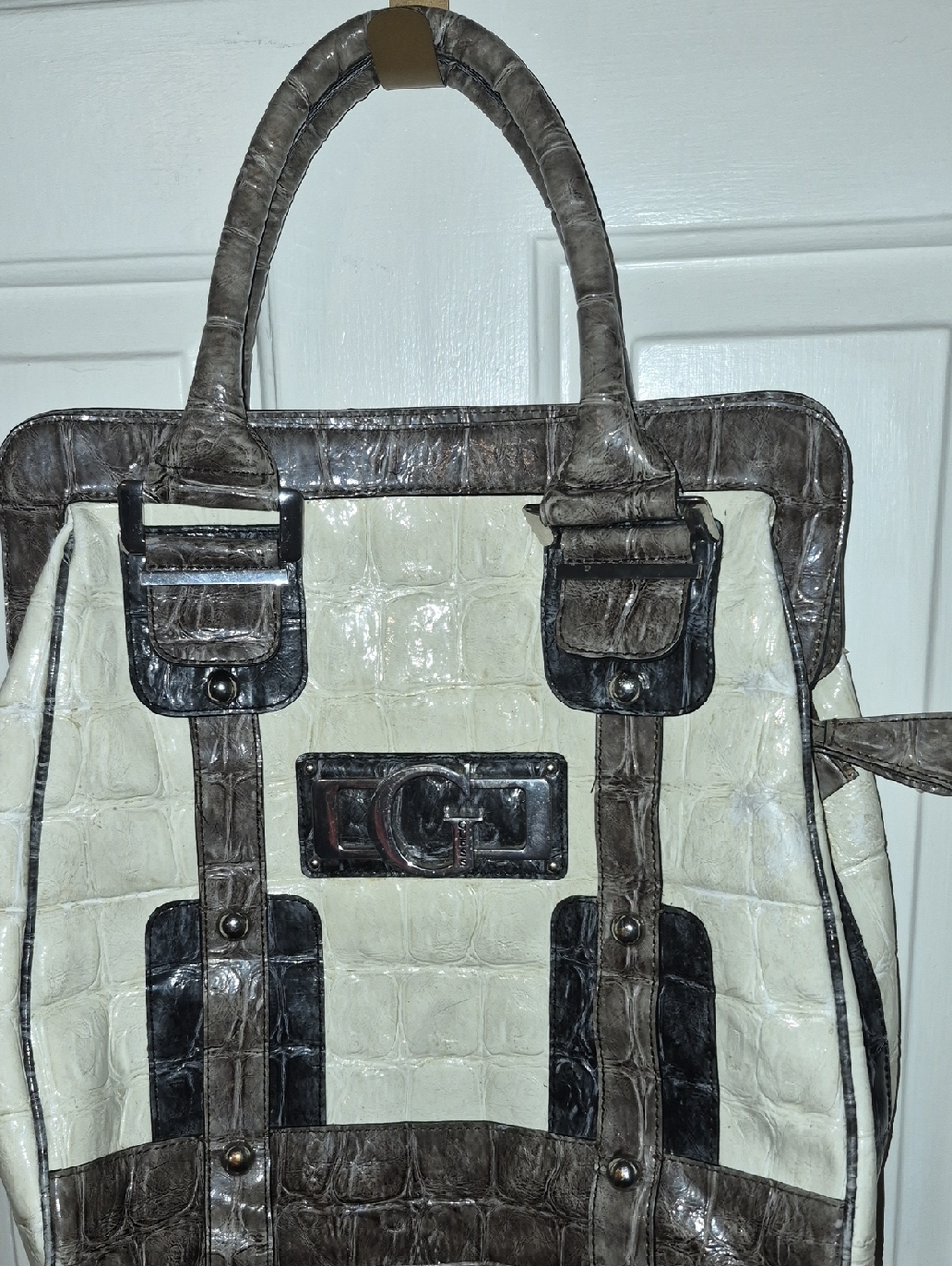 Guess Vintage beige and brown crocodile-embossed Cream And Gray  Sarchel